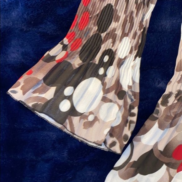 🌟🌟🌟INVESTMENTS. 3/4 SLEEVES BLOUSE. STRETCHY MATERIAL - Picture 2 of 8